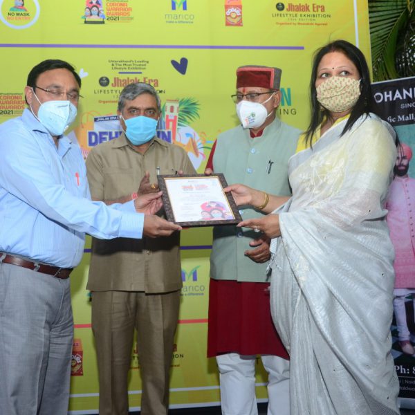 Manoj Govil - State manager, Dehradun receiving certifcate as a COVID Warrier - April 2021